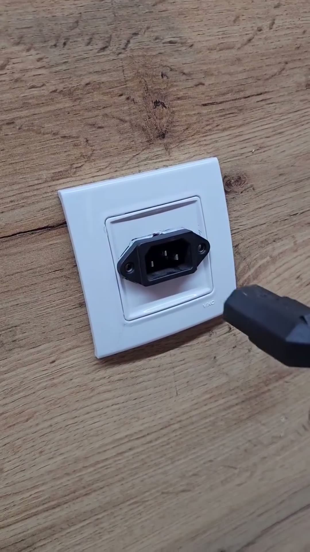 Connecting desktop PC power cable by @nik_nikovsky / Smolish